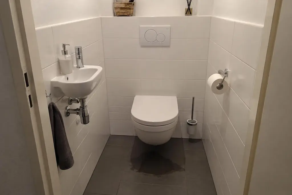Lekdetectie Badhoevedorp – natte vloer bij een toilet