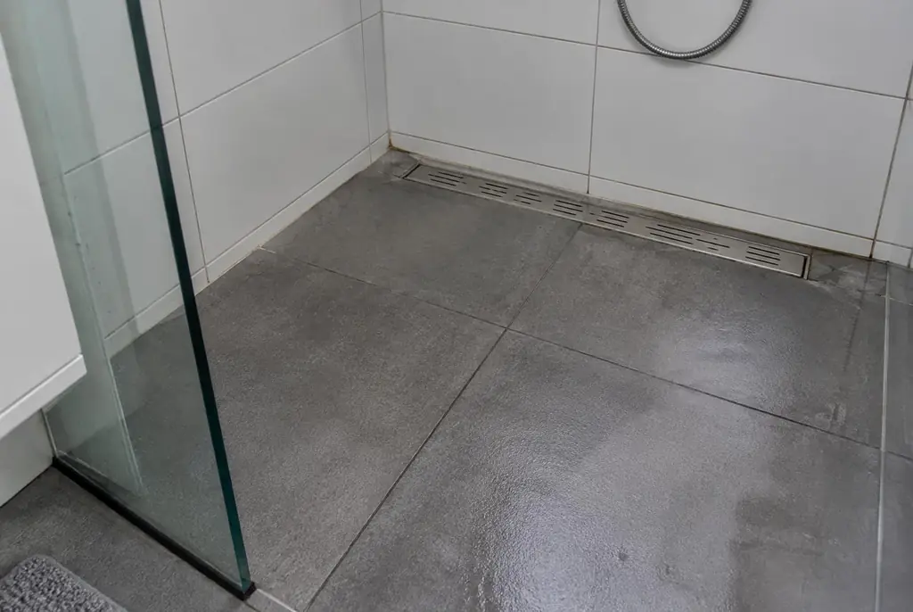 Lekdetectie Badhoevedorp – lekkende inloopdouche met natte voegen