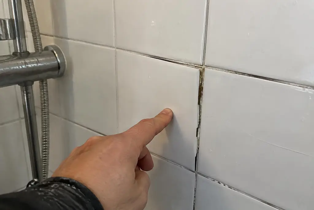 Lekdetectie Badhoevedorp – losse, holle badkamertegels door een lekkage