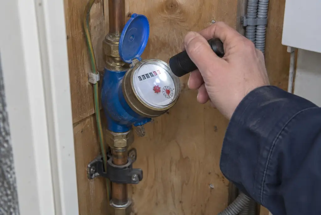 Lekdetectie Badhoevedorp – watermeter in de meterkast controleren met een zaklamp